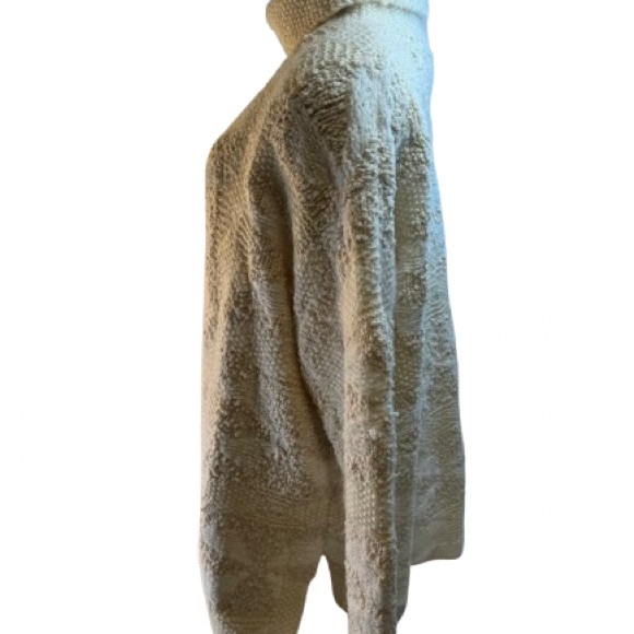 VINTAGE JONES NEW YORK EXCLUSIVE HAND KNIT TURTLE NECK CREAM AND WHITE SWEATER - Picture 4 of 11